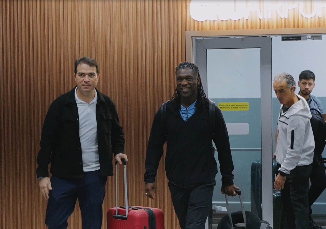 Novo técnico do Corinthians, Seedorf chega a São Paulo e evita a imprensa no aeroporto