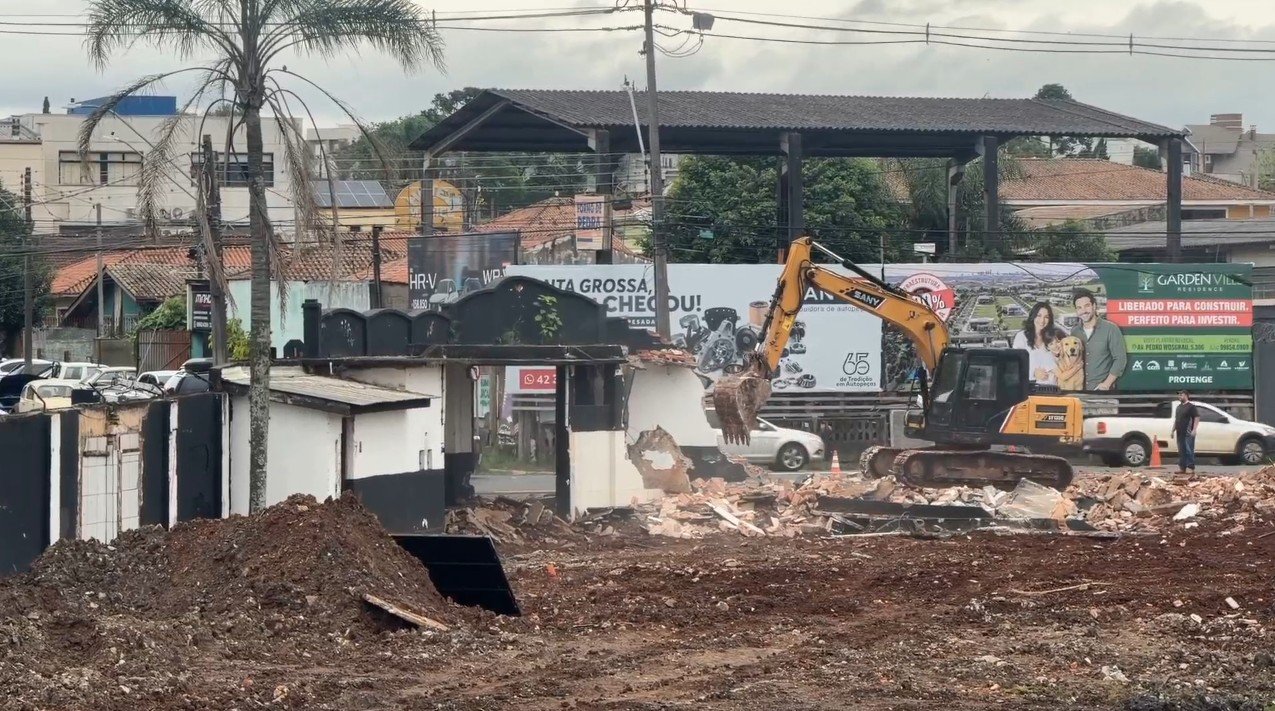 Operário-PR derruba setor do Germano Krüger e avança nas obras do novo estádio; veja imagens