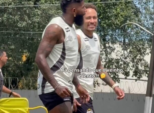 “Tá pensando que o velhinho é lento?”: Neymar brinca com Rodinei em treino do Santos