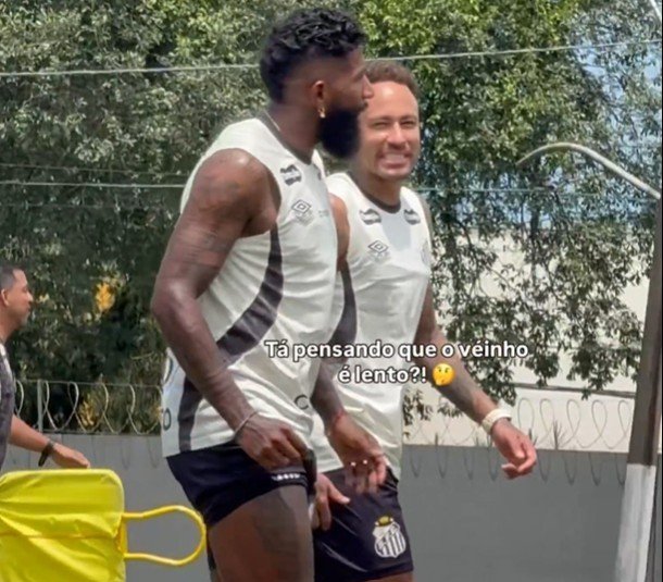 “Tá pensando que o velhinho é lento?”: Neymar brinca com Rodinei em treino do Santos