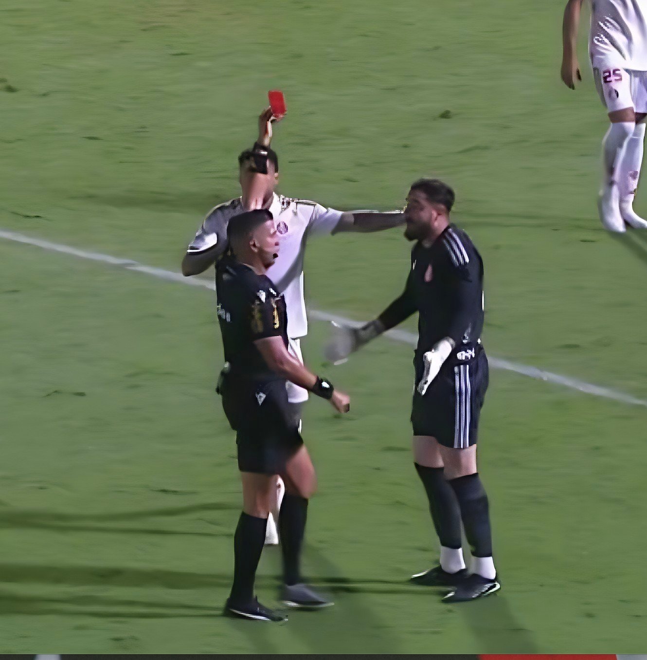 Mirassol x Inter: goleiro Matheus Cunha é expulso aos 14 minutos; veja o lance