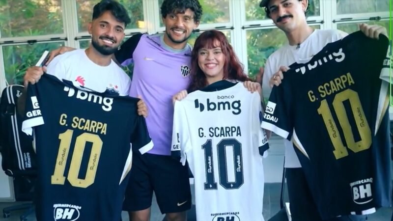 Scarpa vira destaque em TV da Rússia, encontra Galeitura e recebe presente de escritora