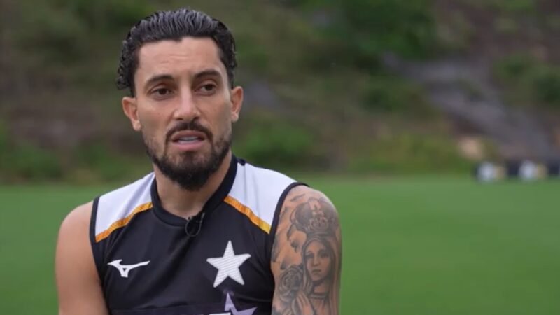 Alex Telles explica como bola parada virou trunfo e diversifica gols pelo Botafogo em 2026: “Não tenho gol feio”