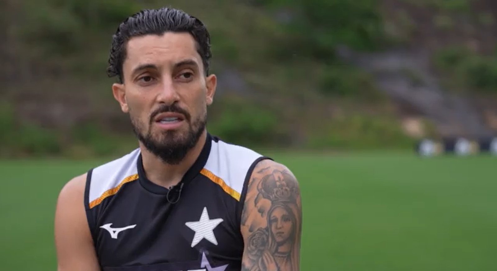 Alex Telles explica como bola parada virou trunfo e diversifica gols pelo Botafogo em 2026: “Não tenho gol feio”