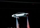Tesla apresenta carro que dá pirueta no ar e promete produção para 2028