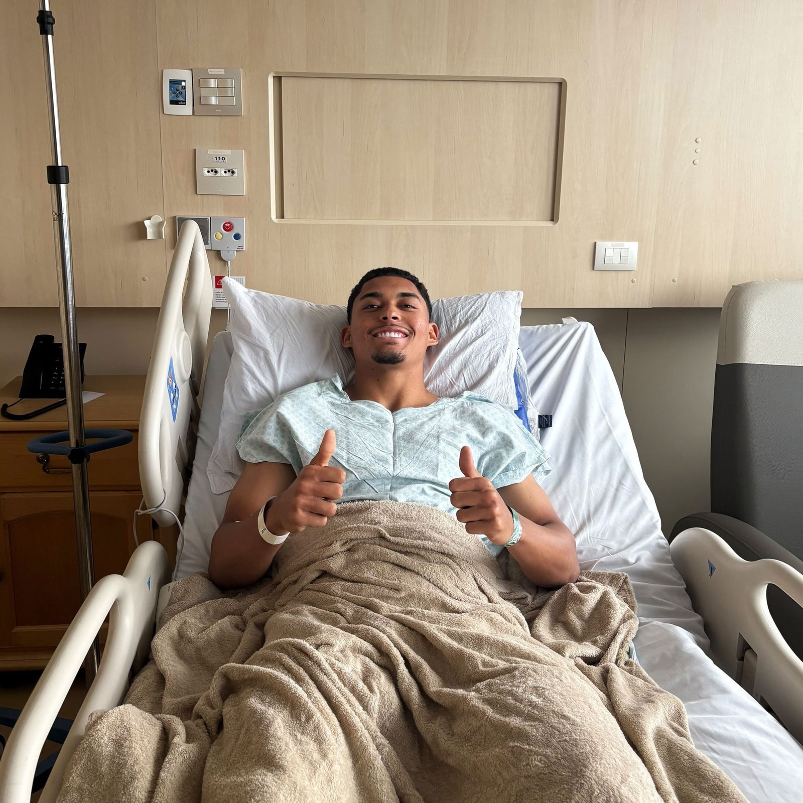 Lateral do Athletico, Claudinho passa por cirurgia após lesão grave no joelho