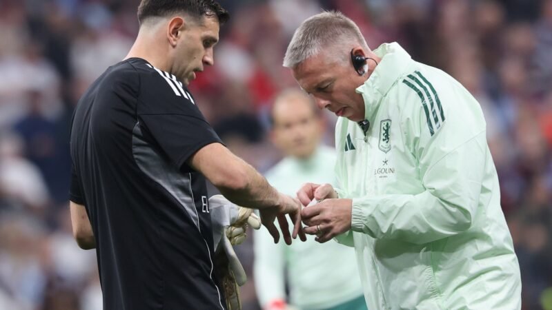 Dibu Martínez diz que dedo quebrado “nunca voltará ao normal” por não ter operado antes da Copa