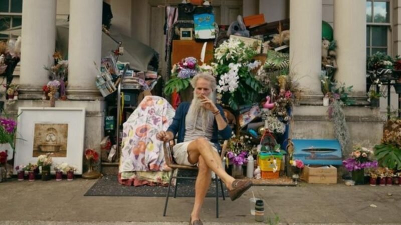 O sem-teto que vive na entrada de uma megamansão abandonada em Londres