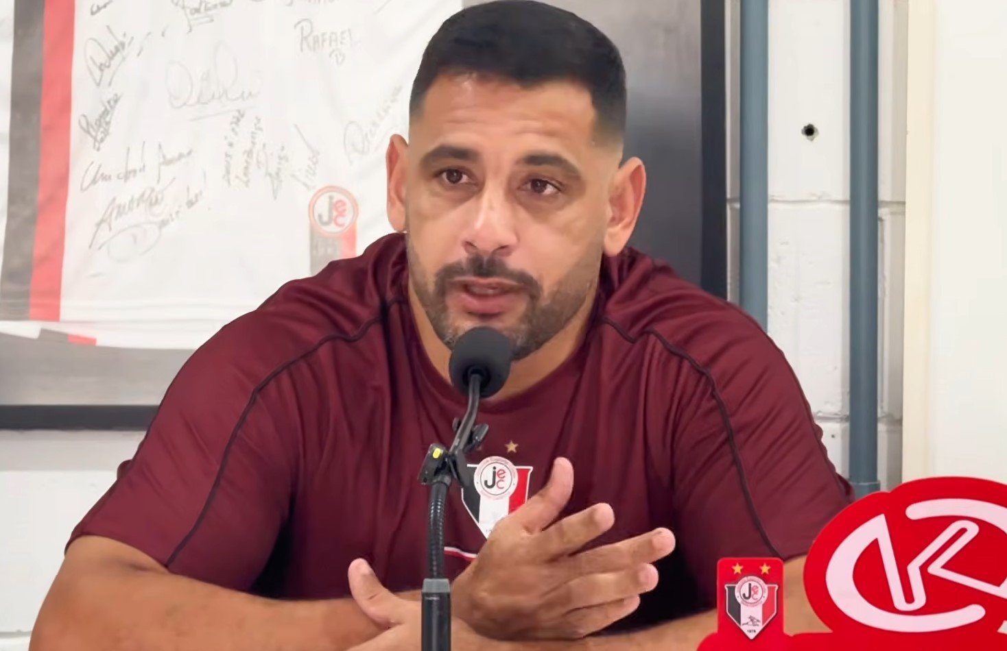 Joinville tenta regularizar Diego Souza como técnico após escândalo de licenças falsas
