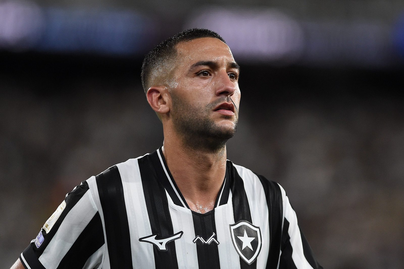Elogiado por Tite, Ziyech recebe sequência como titular do Botafogo enquanto aprimora parte física