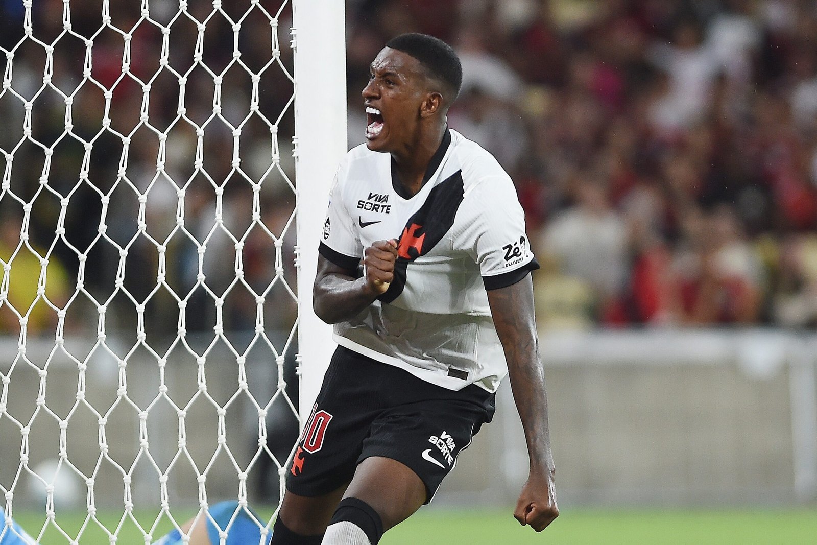 Robert Renan é sondado por clubes europeus; Vasco tem plano para compra e observa concorrência