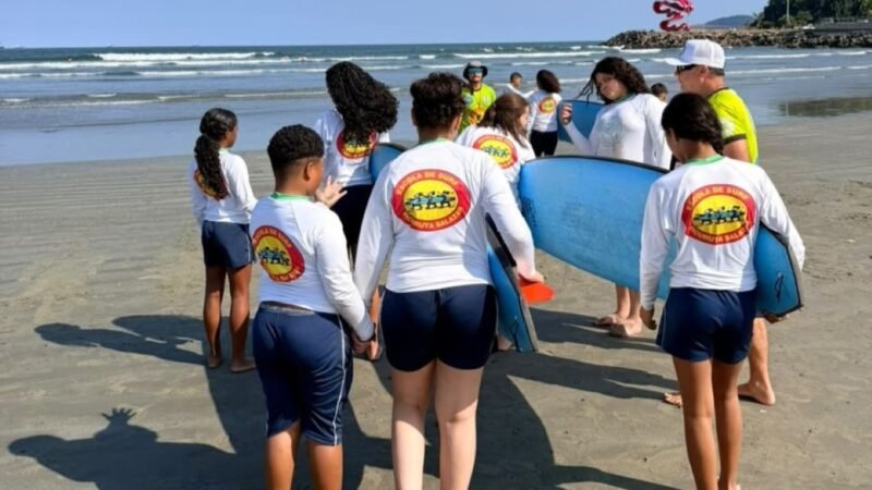 Festival reúne 144 jovens em disputa entre escolas de surfe em Santos