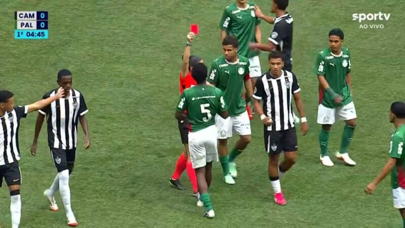 Jogador do Palmeiras leva dois amarelos e é expulso com quatro minutos de jogo no Brasileiro Sub-17; veja