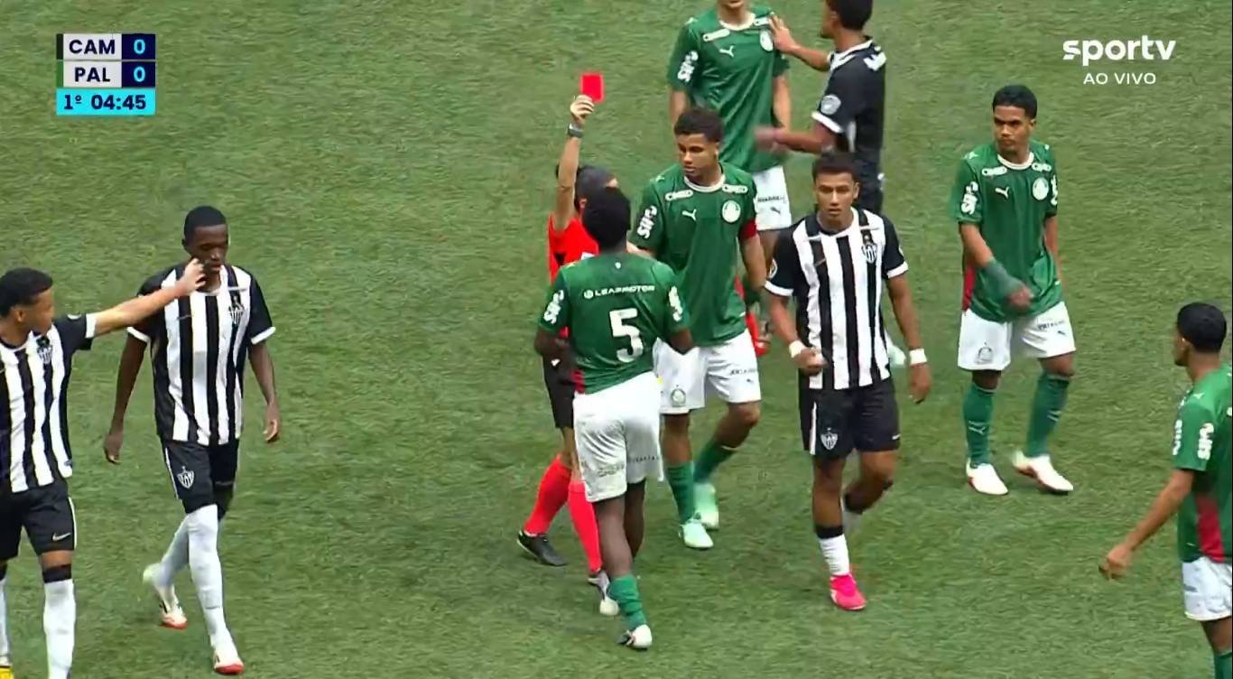 Jogador do Palmeiras leva dois amarelos e é expulso com quatro minutos de jogo no Brasileiro Sub-17; veja
