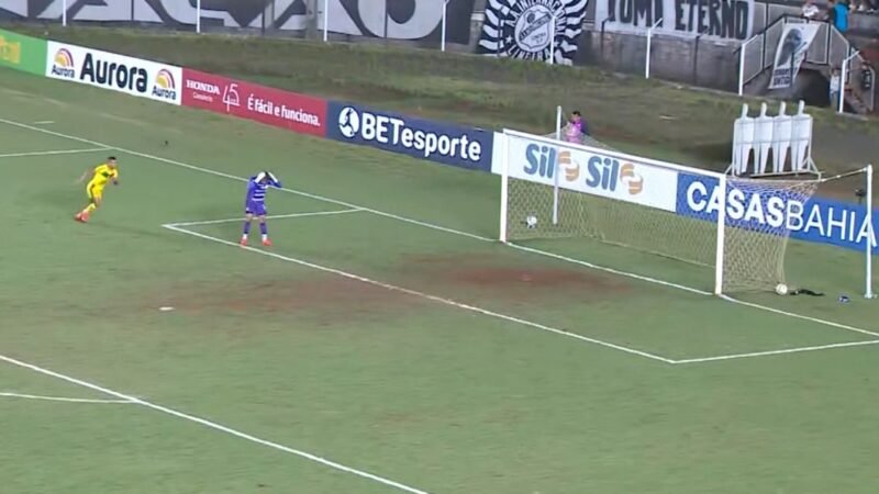 Falha bizarra de goleiro impede acesso antecipado na Série C; veja o vídeo