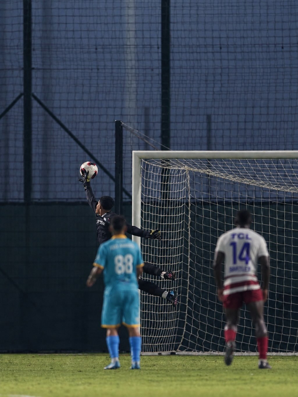 VÍDEO: Goleiro rondoniense Gabriel Sadrak defende três pênaltis contra o líder
