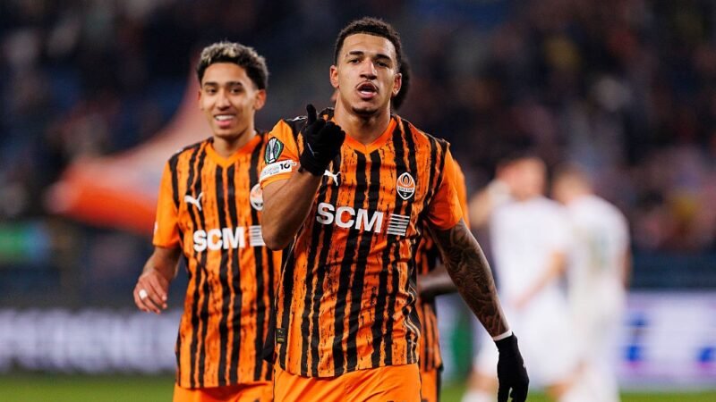 Isaque brilha em clássico ucraniano para o Shakhtar com um gol e uma assistência
