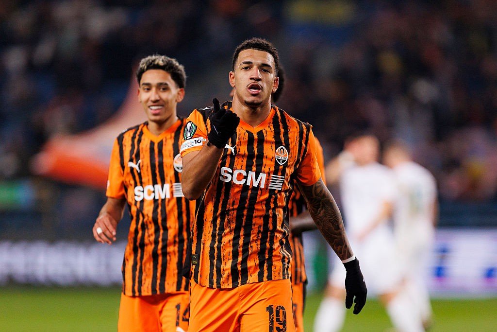 Isaque brilha em clássico ucraniano para o Shakhtar com um gol e uma assistência