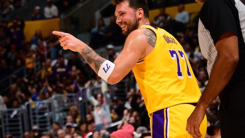 Luka Doncic lidera vitória dos Lakers com 52 pontos e ouve gritos de MVP