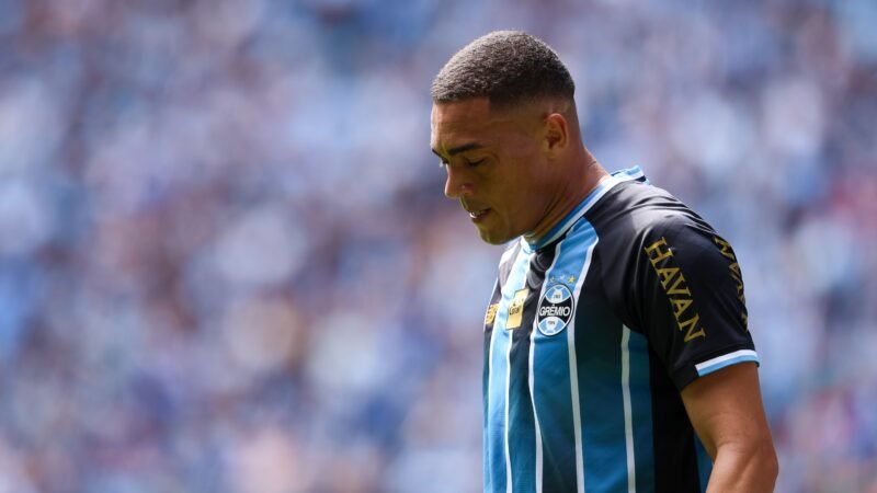 Mais isolado? Carlos Vinicius tem uma finalização em três jogos do Grêmio, e Renato busca solução