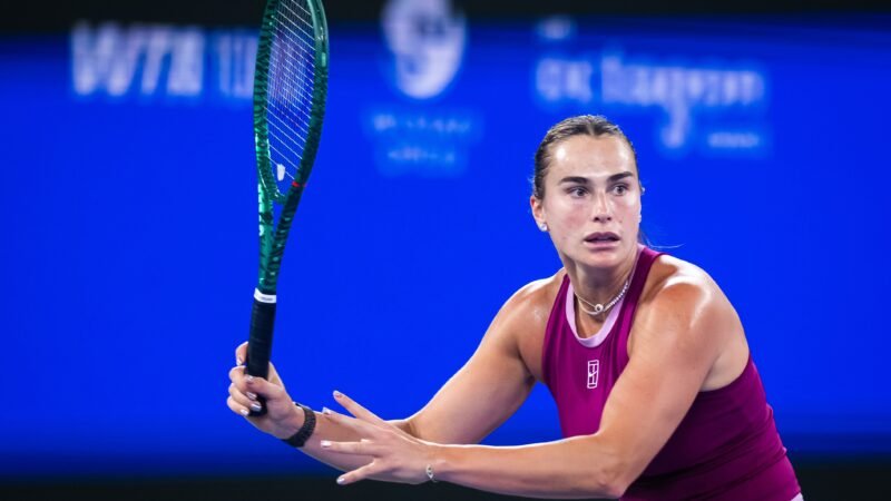 Sabalenka sente o joelho, sofre virada contra 34ª do mundo e é eliminada na estreia em Wuhan