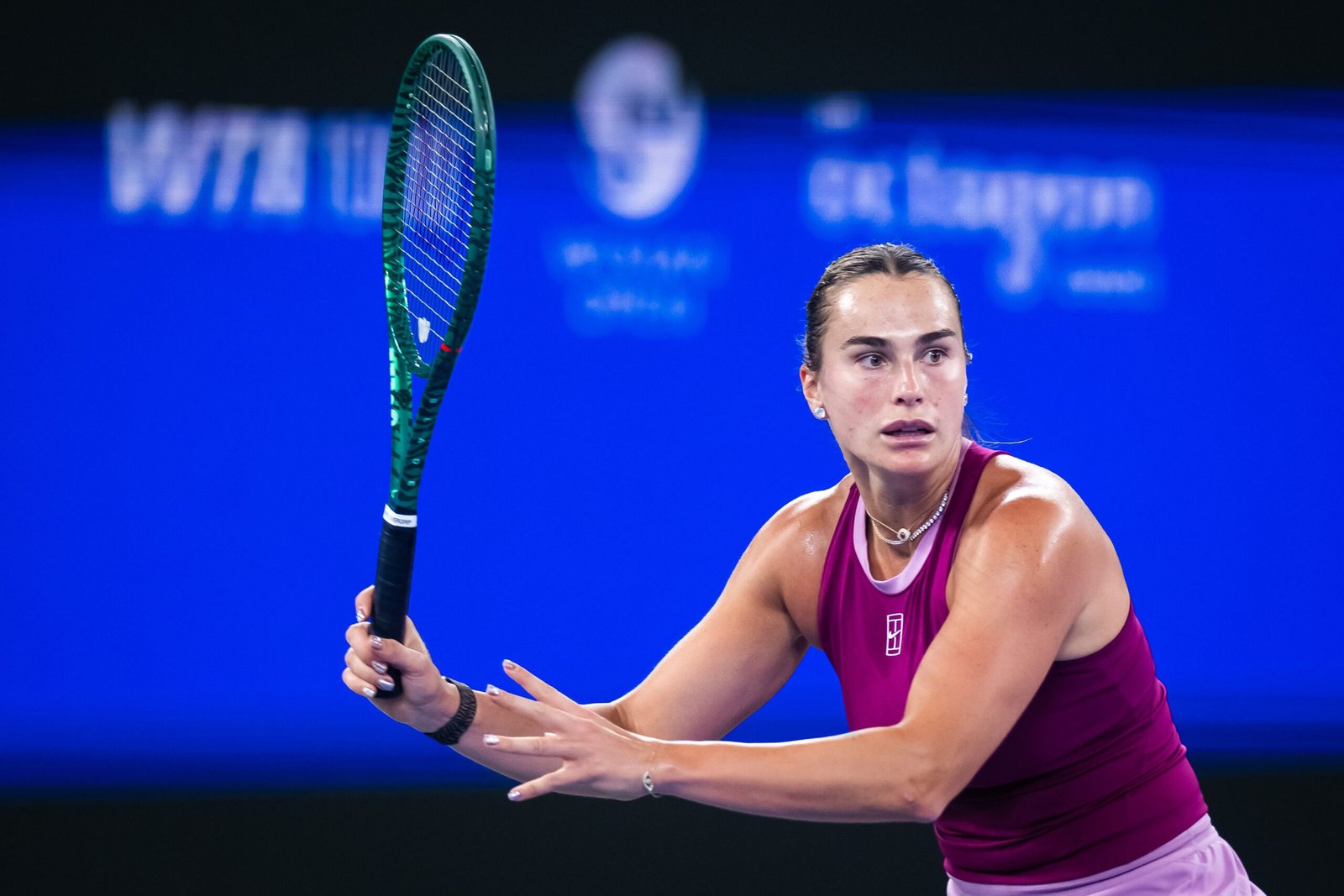 Sabalenka sente o joelho, sofre virada contra 34ª do mundo e é eliminada na estreia em Wuhan