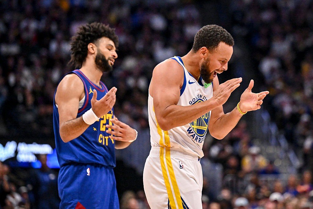 Curry acerta 100% e Warriors atropela Nuggets na NBA