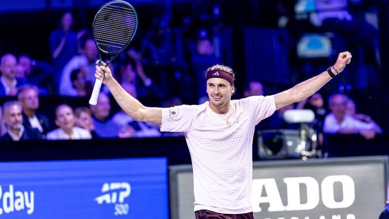 Zverev avança às quartas em Viena e assume posto de número 1 do mundo da ATP