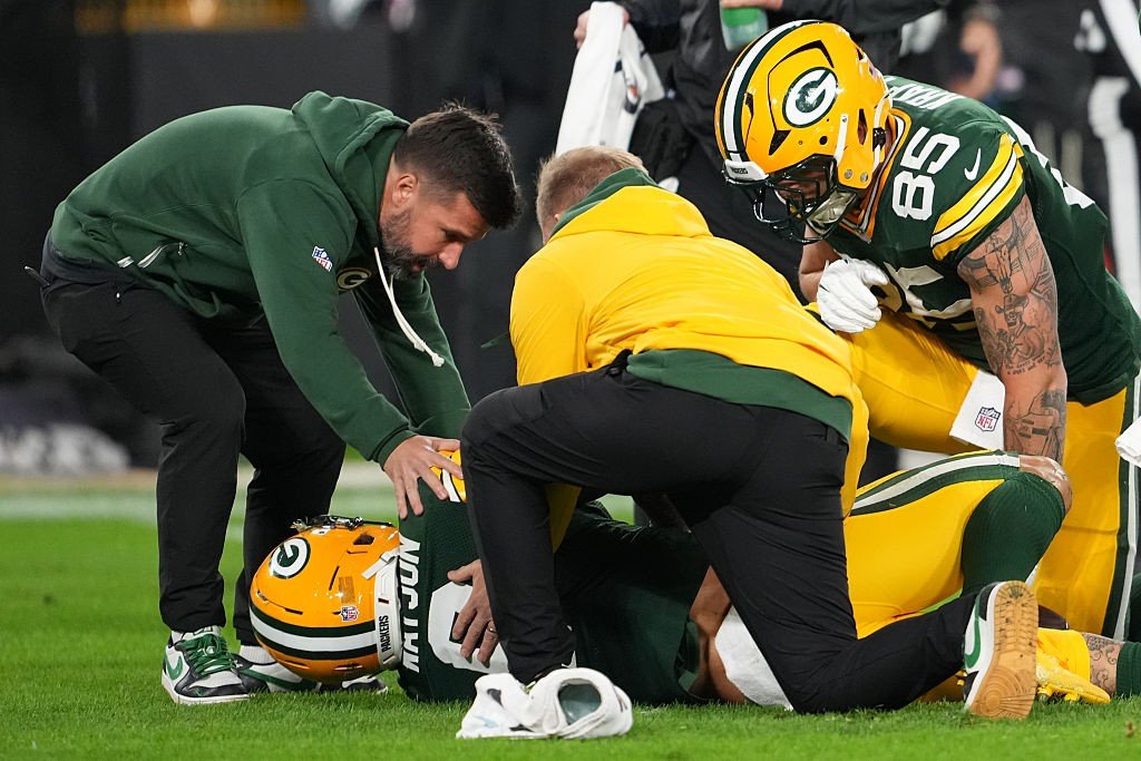 Watson vai ao hospital, volta a campo e ajuda Packers a vencerem na NFL