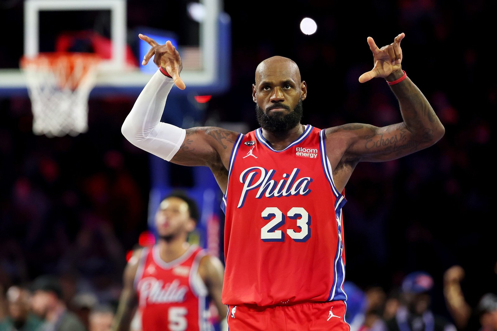 LeBron James tem primeiro jogo de 20 pontos pelos Sixers em vitória sobre os Knicks