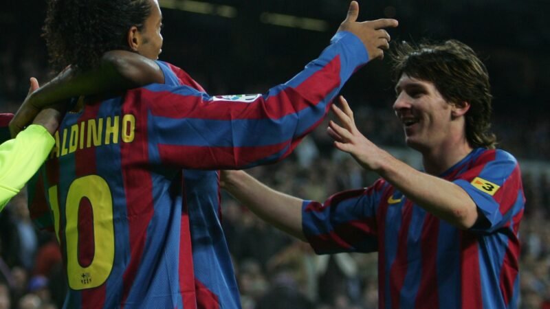 Ronaldinho Gaúcho reverencia Messi; veja homenagem