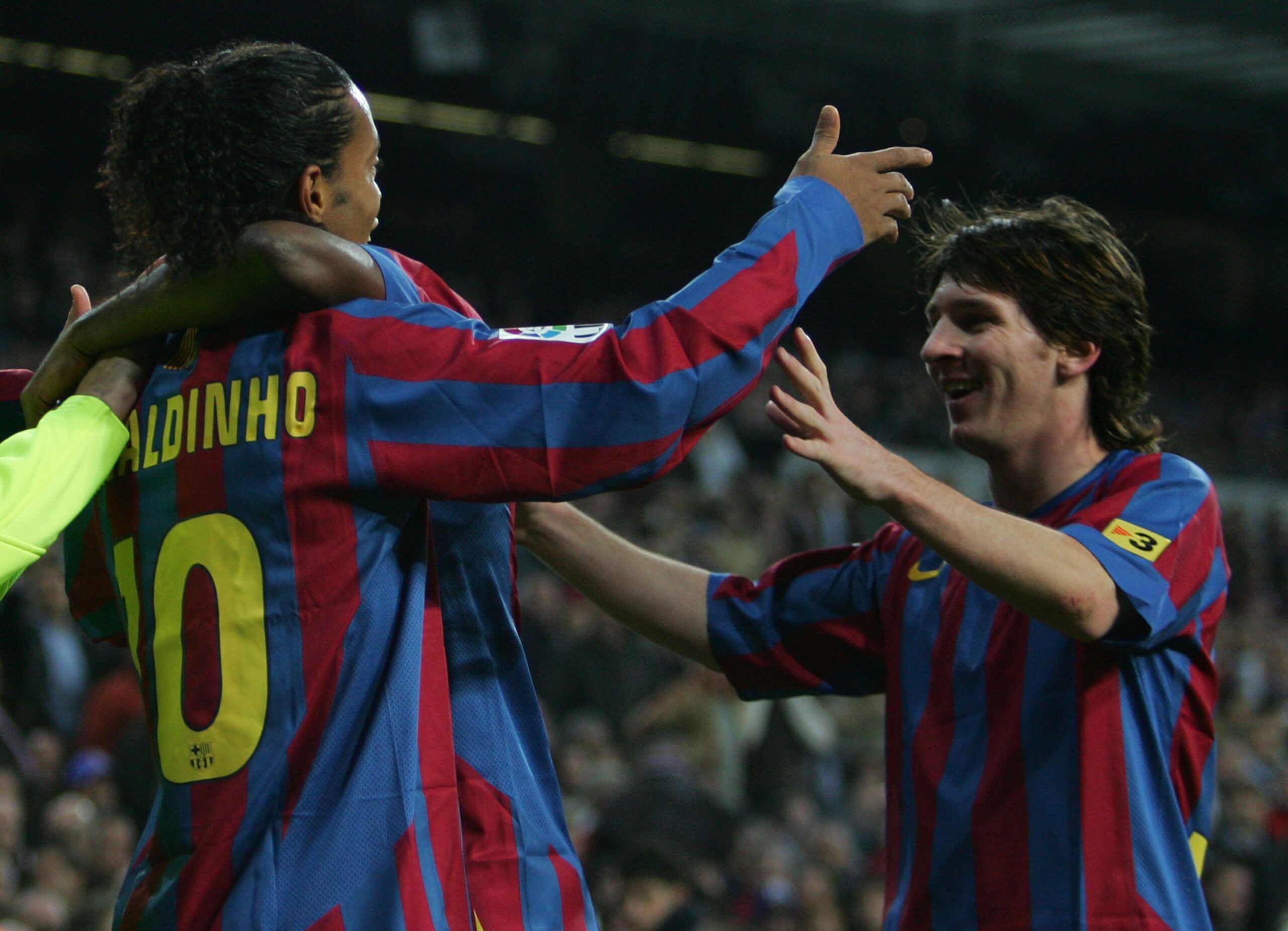 Ronaldinho Gaúcho reverencia Messi; veja homenagem