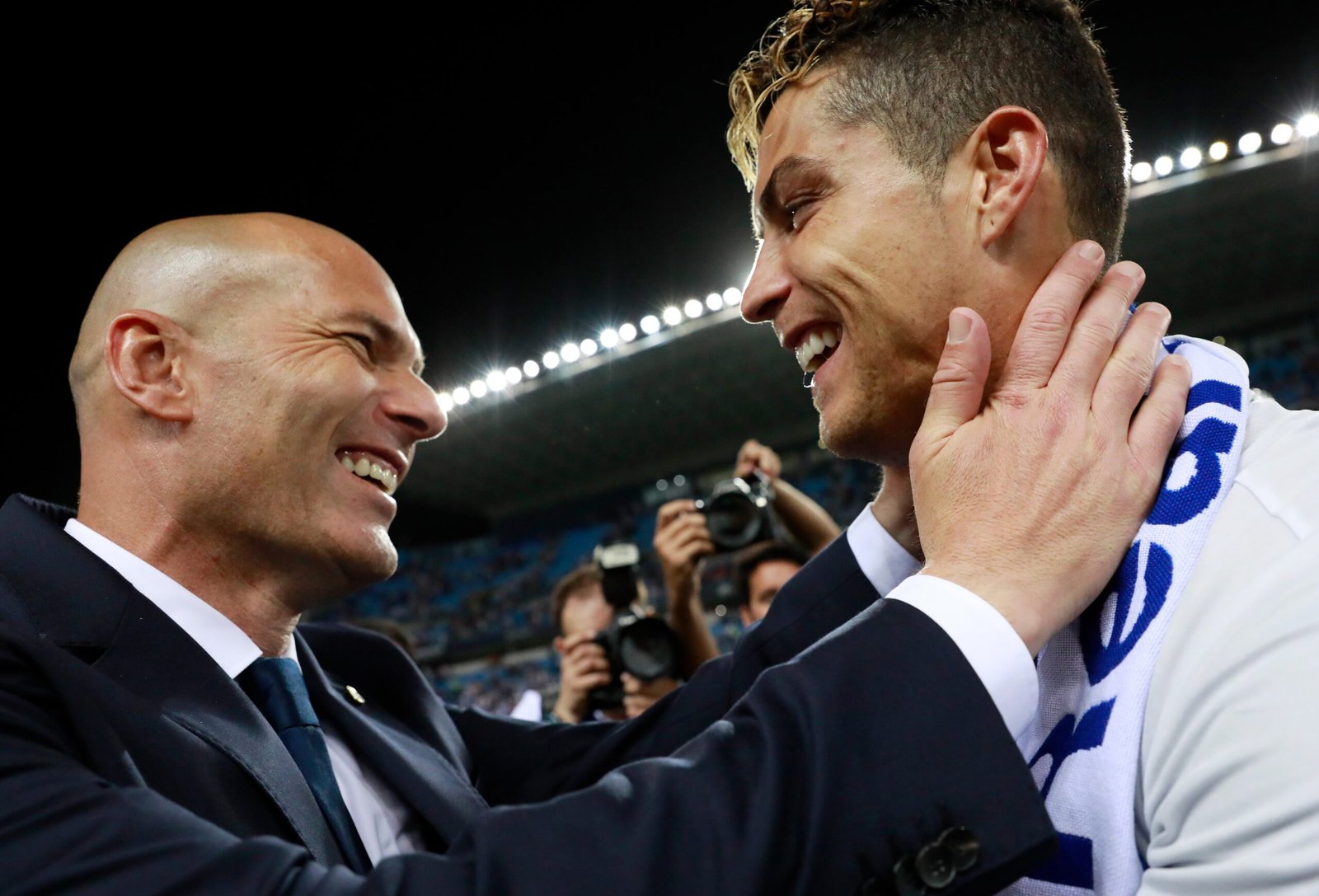 Zidane elogia Cristiano Ronaldo e diz que “tira o chapéu” para o astro português