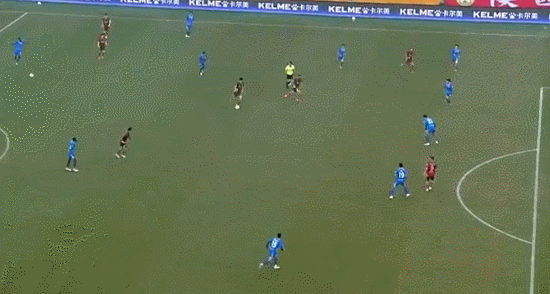 Time faz dois gols ao mesmo tempo em lance bizarro na China, mas árbitro não valida nenhum
