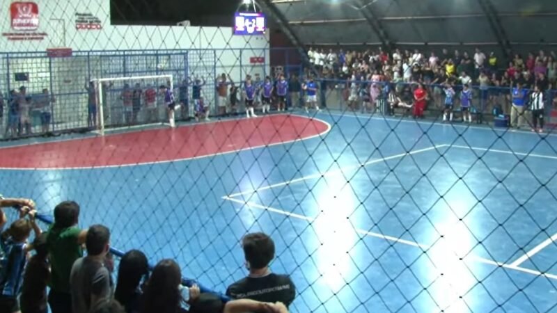 Reserva invade quadra, evita gol do adversário e final de futsal em PE termina em confusão e abandono