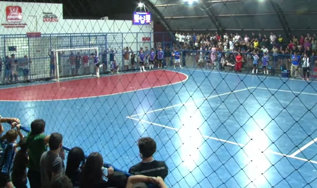 Reserva invade quadra, evita gol do adversário e final de futsal em PE termina em confusão e abandono