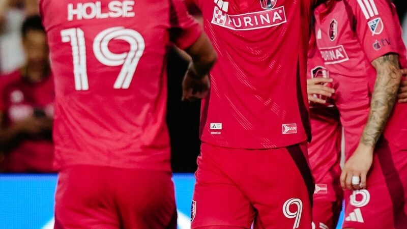 Navarro, ex-Botafogo, comanda goleada do St. Louis City com dois gols e duas assistências