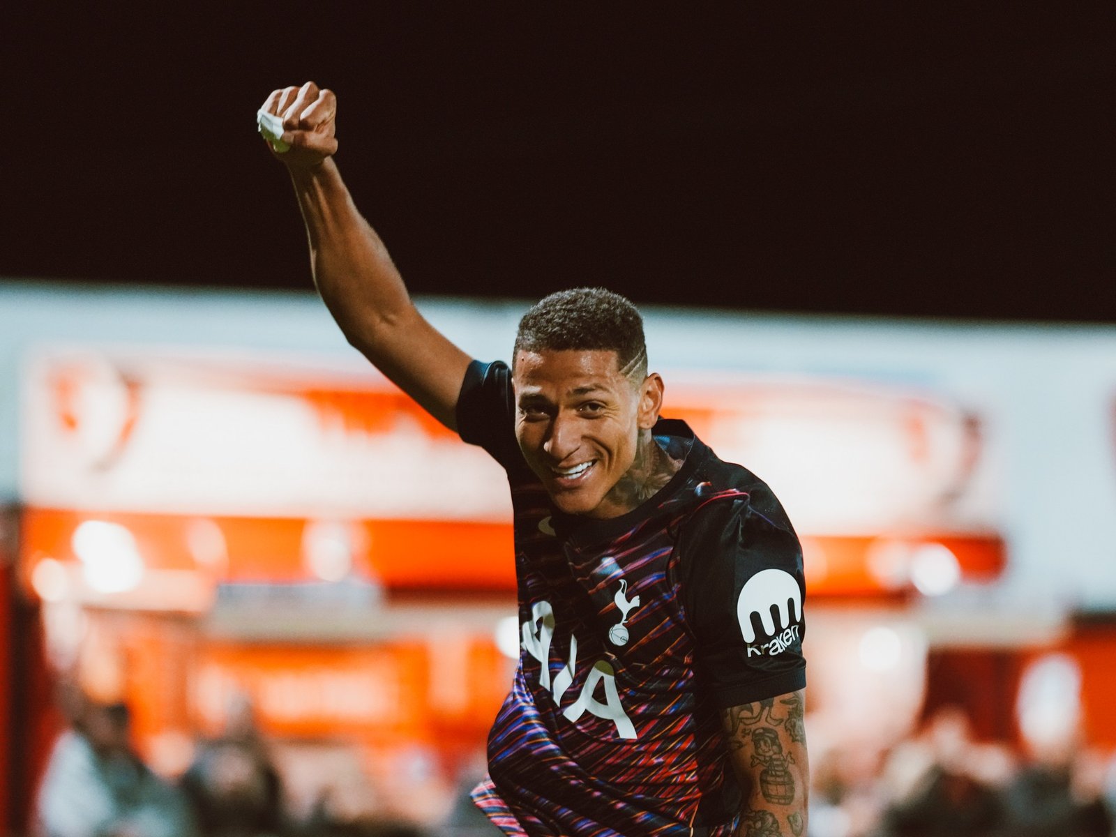 Richarlison é titular e marca um gol em jogo da equipe sub-21 do Tottenham