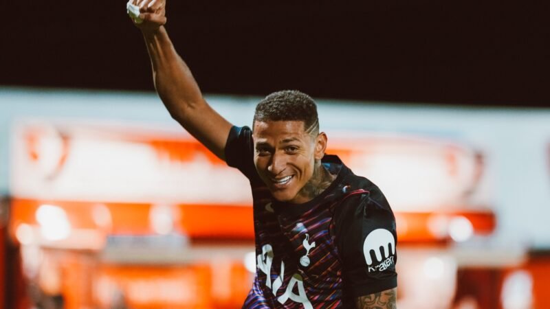 Técnico rival elogia postura de Richarlison em jogo pelo sub-21 do Tottenham: “Impecável”