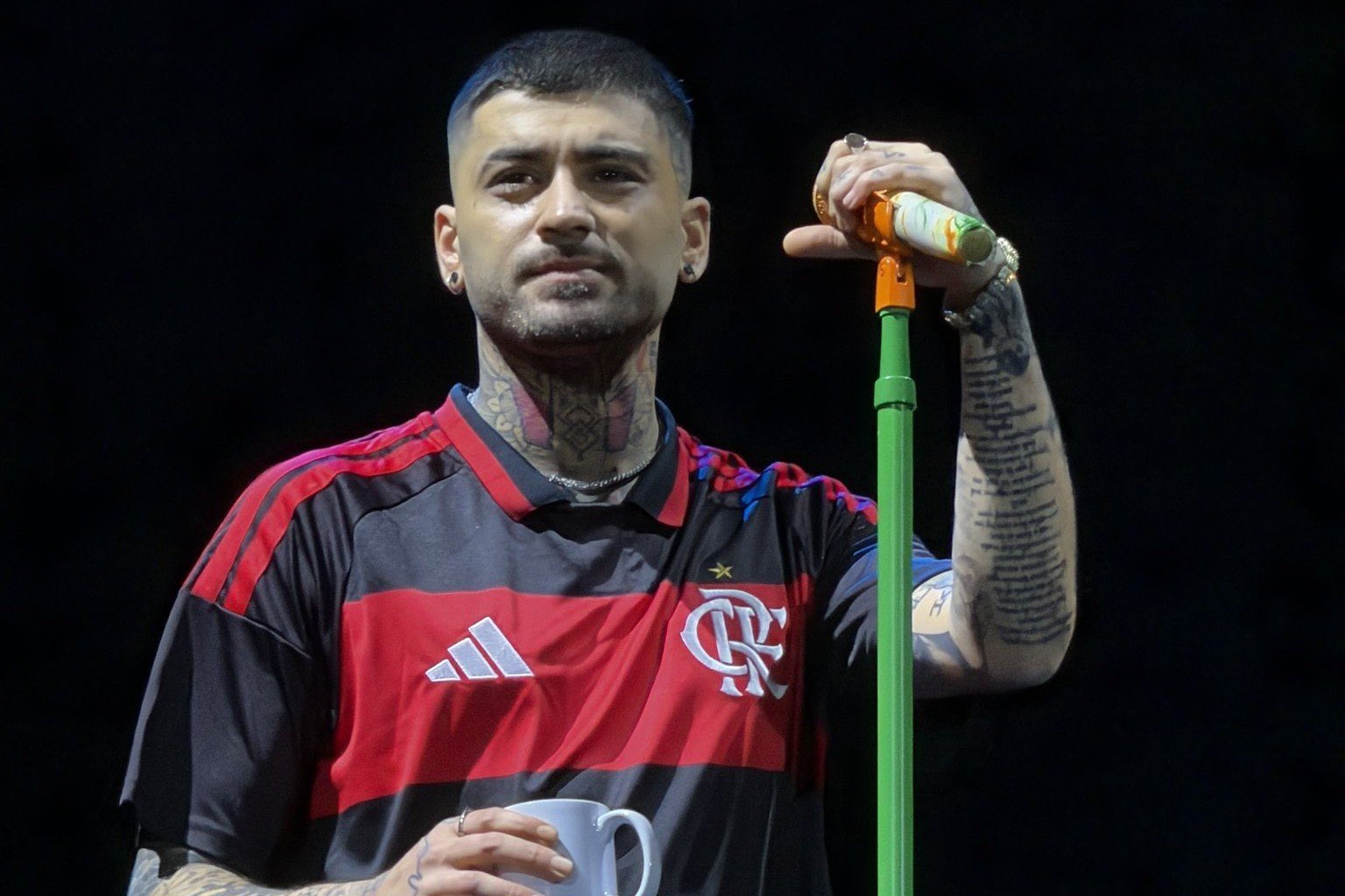 Zayn, ex-One Direction, usa camisa do Flamengo em show no estádio do Palmeiras: “Gosto do time”