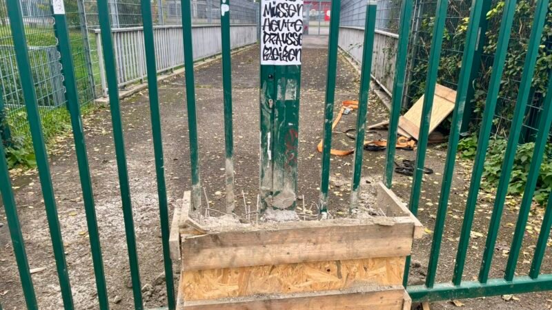 Portão de setor visitante é concretado por torcedores antes de jogo do RB Leipzig na Alemanha