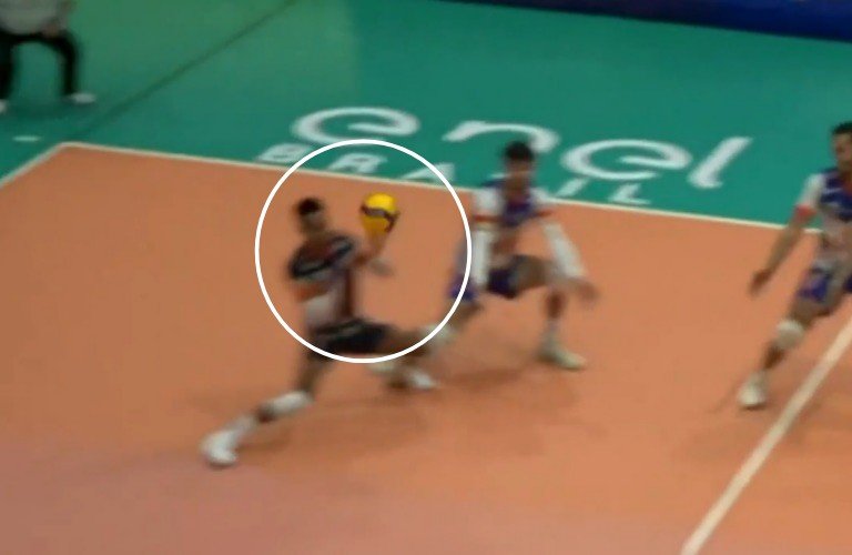 Lance curioso: bolada no rosto marca vitória do Guarulhos na estreia da Superliga; veja