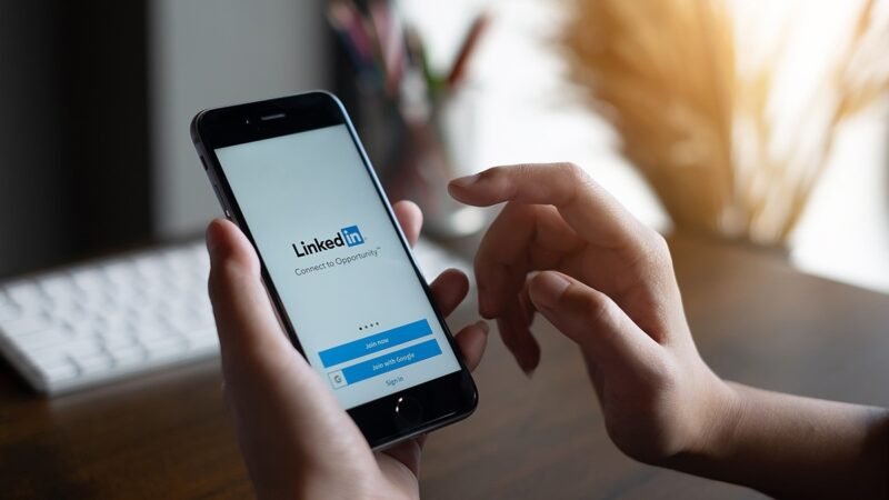 ‘Open to love’: por que tem gente usando o LinkedIn para flertar? Veja riscos de paquerar por lá