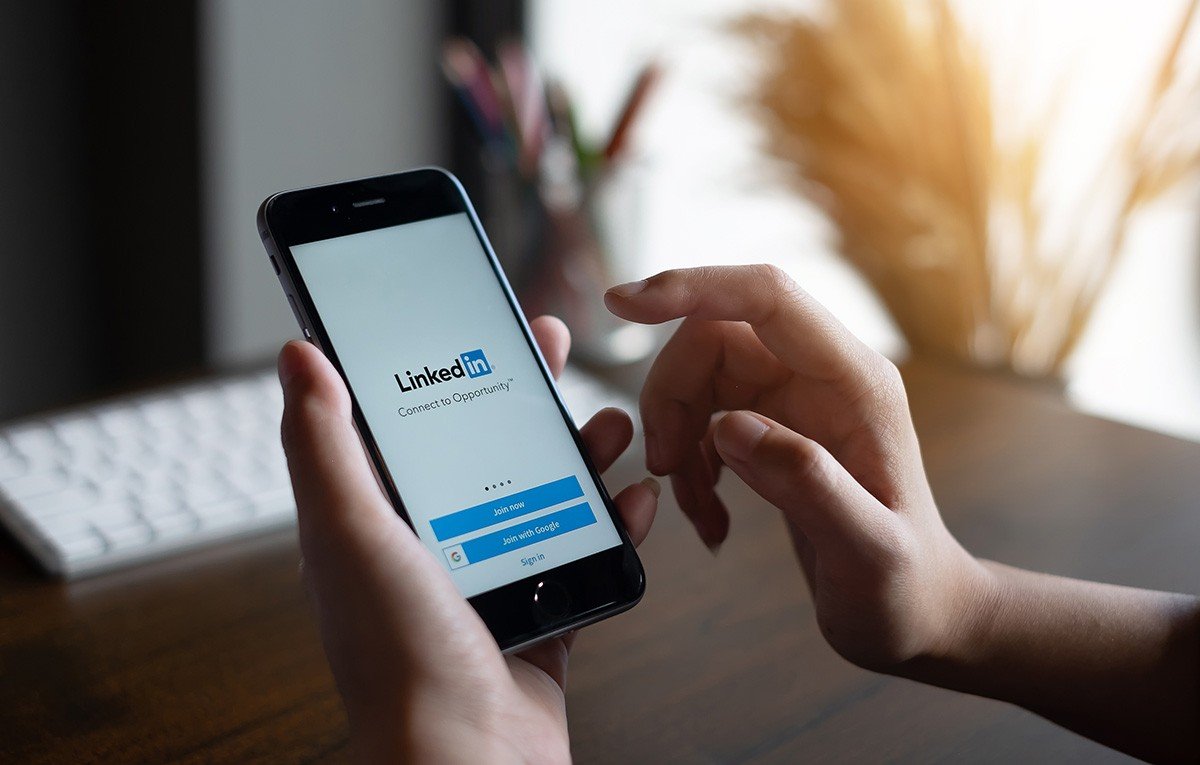 ‘Open to love’: por que tem gente usando o LinkedIn para flertar? Veja riscos de paquerar por lá