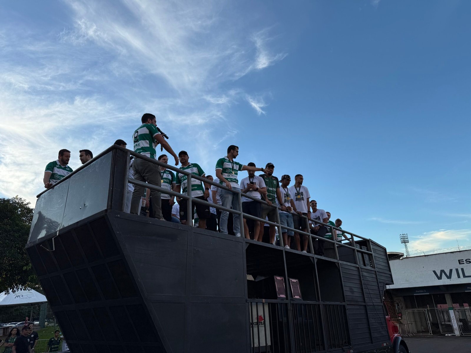 Campeão da Série C, Maringá celebra título inédito em trio elétrico com torcedores; assista