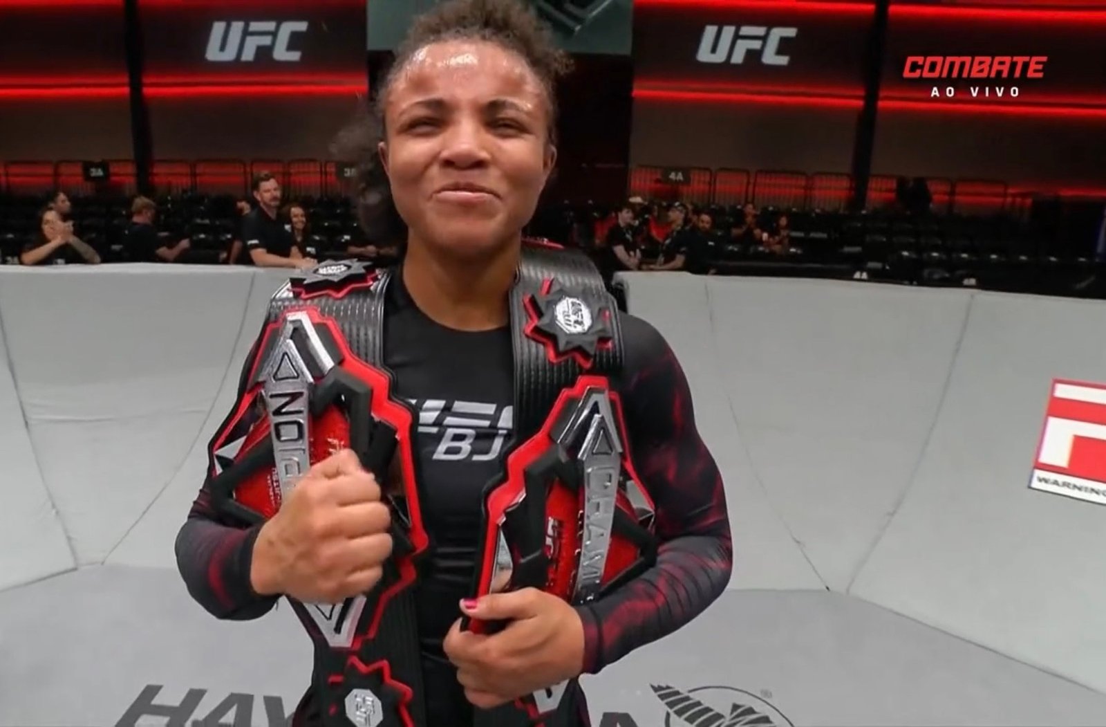 Cássia Moura e Renato Canuto vencem e conquistam cinturões do UFC BJJ