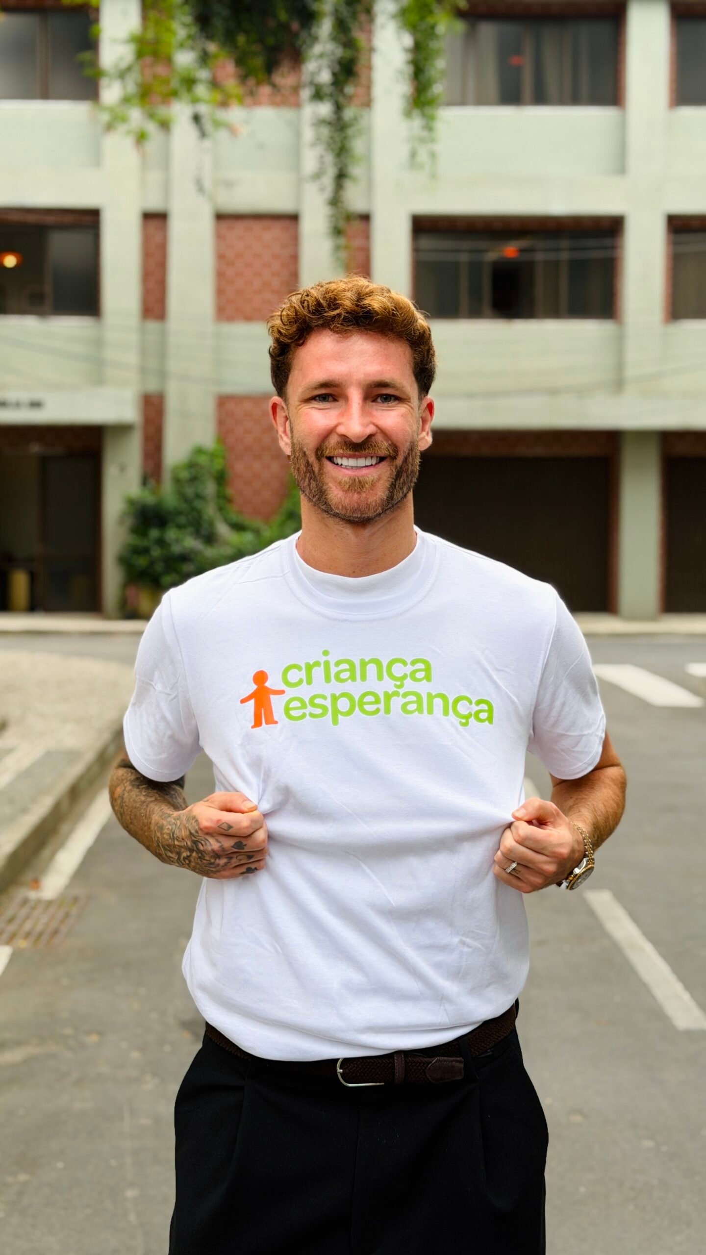 Léo Pereira, do Flamengo, conhece os Estúdios Globo e participa de campanha do Criança Esperança