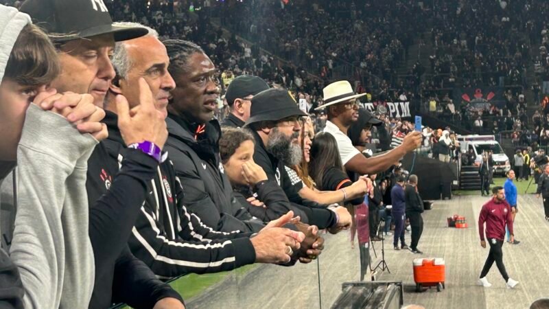 Serenidade, incentivo e poucos sorrisos: como Seedorf comandou o Corinthians da arquibancada