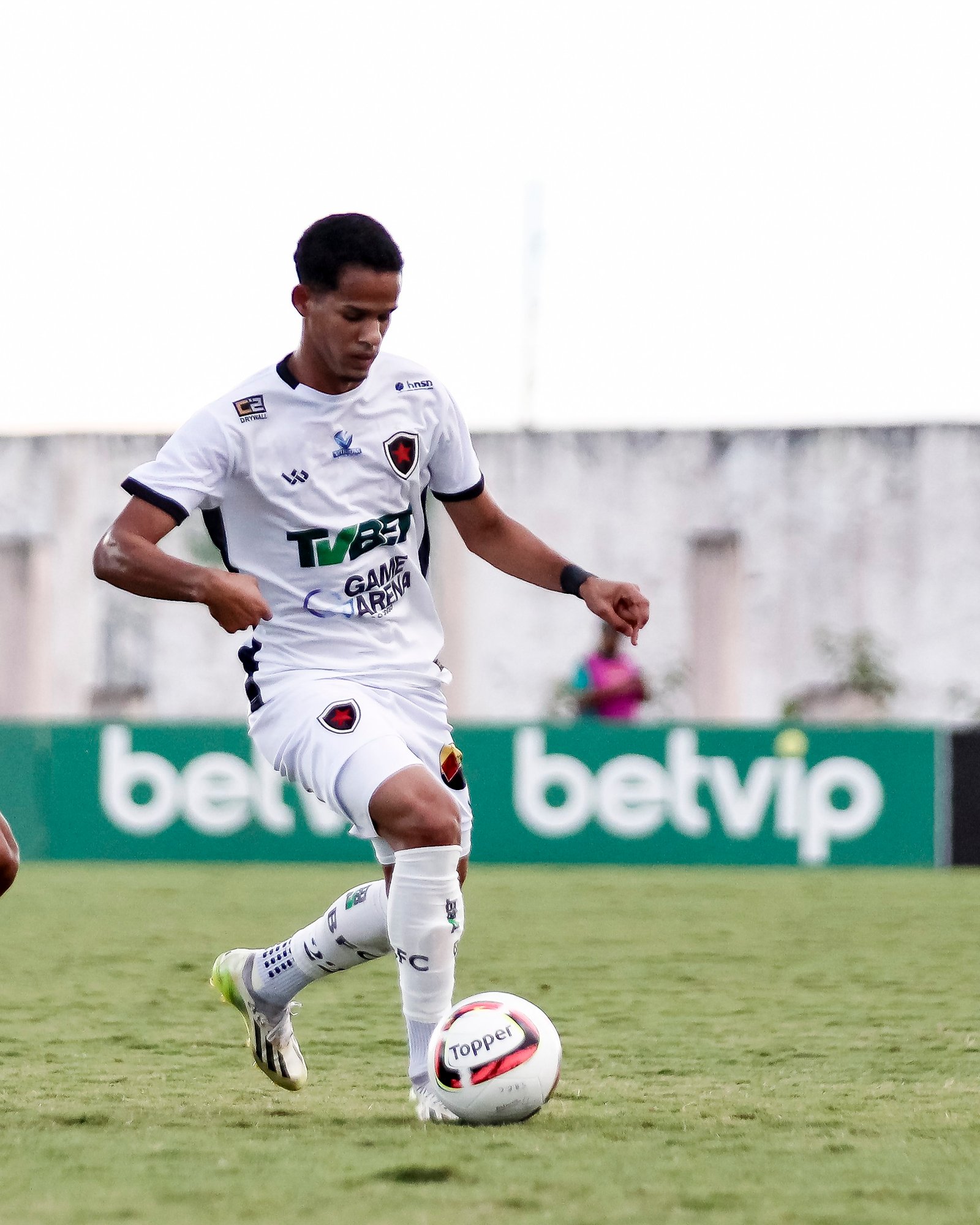 Serra Branca anuncia lateral-direito Erick, revelado e campeão paraibano pelo Botafogo-PB
