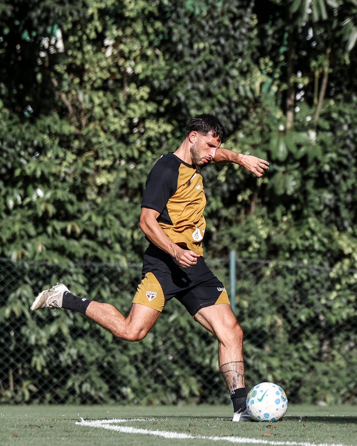 Calleri? Artur? Veja quem deve reforçar o São Paulo contra o Bahia